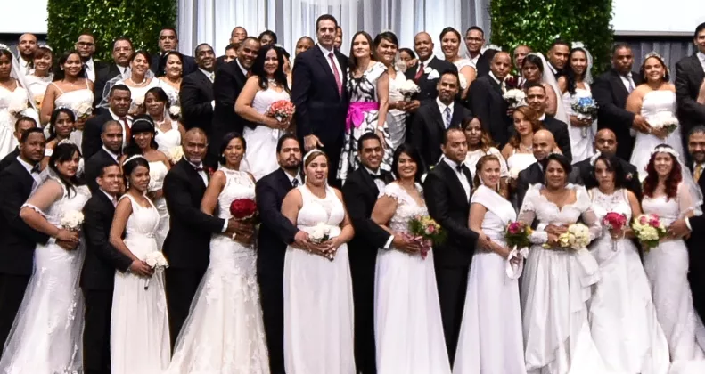 Parejas durante el acto ceremonial.