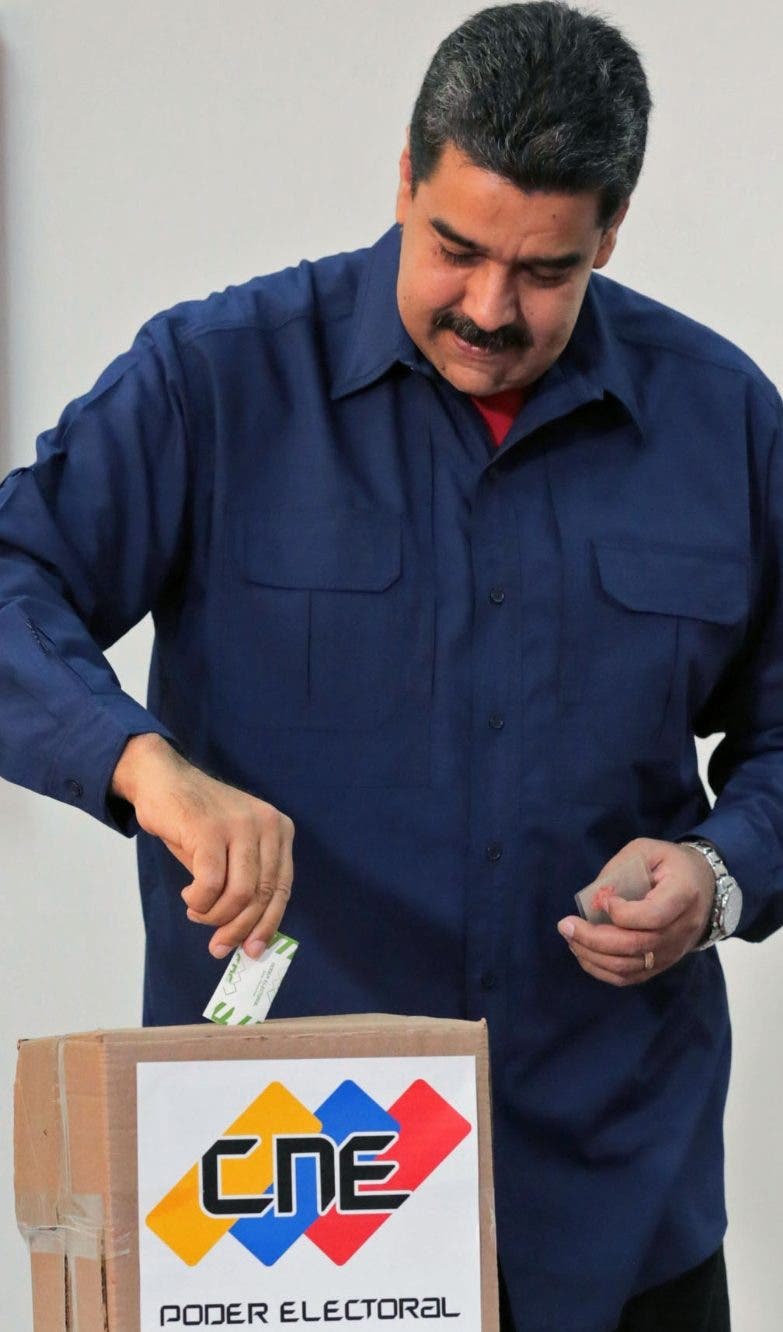 El presidente de Venezuela, Nicolás Maduro, mientras votaba.