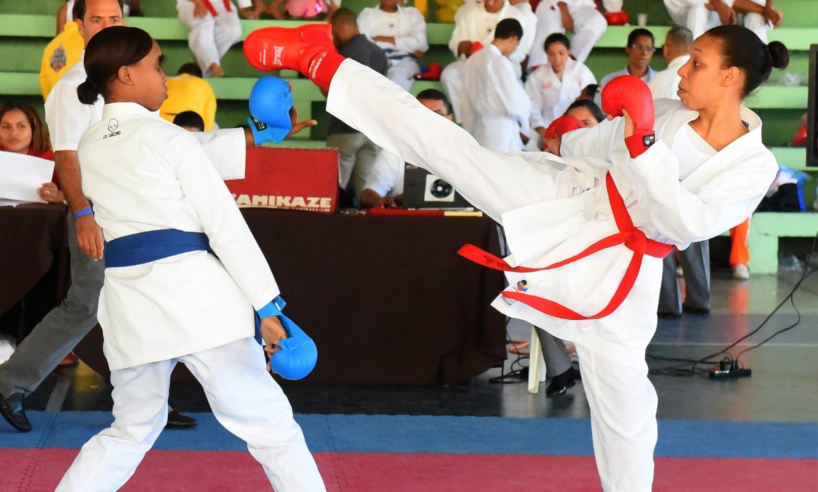 La acción corresponde a uno de los combates celebrados ayer en el torneo de taekwondo de los Juegos Nacionales Escolares.