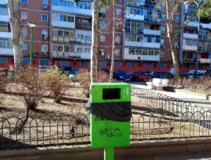 Zafacones para visitas no pisen “vidrio inglés”.