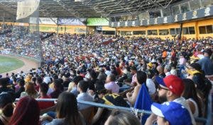 Parte del público que llenó ayer a capacidad el estadio Cibao para presenciar la doble cartelera.