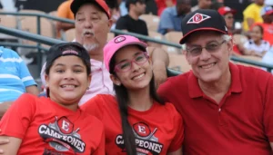 Ambiente familiar y mucho colorido fue parte de lo que se vivió ayer tarde en estadio Quisqueya.