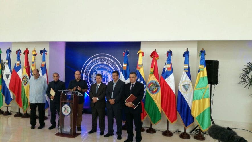 Delegados de la oposición que participan en las negociaciones con el Gobierno de Nicolás Maduro en la sede de la Cancillería dominicana.