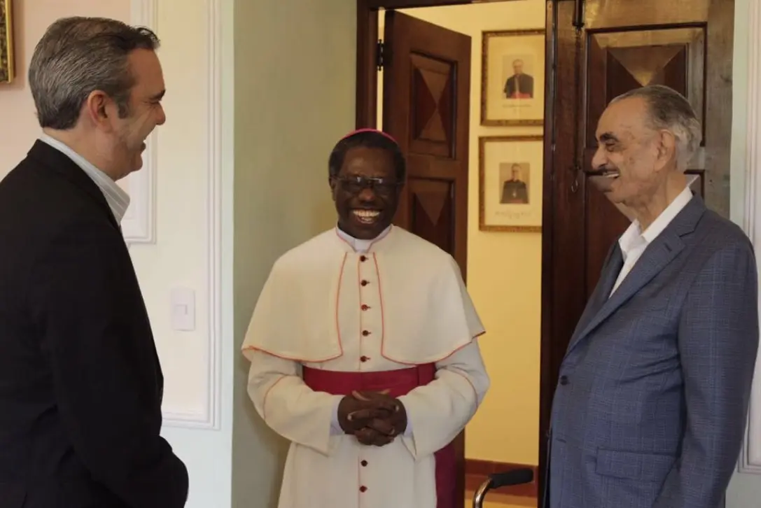  Luis Abinader y su padre José Rafael, junto al nuncio apostólico  monseñor Jude Thaddeus Okolo, durante una visita de cortesía que   hicieran a la residencia del  representante del Papa  en el país.  FUENTE EXTERNA 