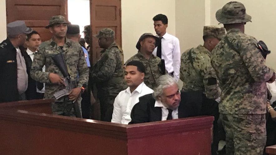 Marlon Martínez junto a su abogado en audiencia donde se conoce la revisión obligatoria.
Foto tomada de Telenoticias.