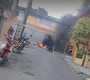 Moradores encienden neumáticos en protesta por el abuso policial cometido a un joven.