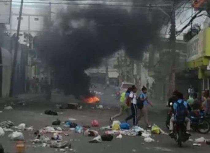 Residentes de Las Palmas de Herrera protestan por muerte de un joven.