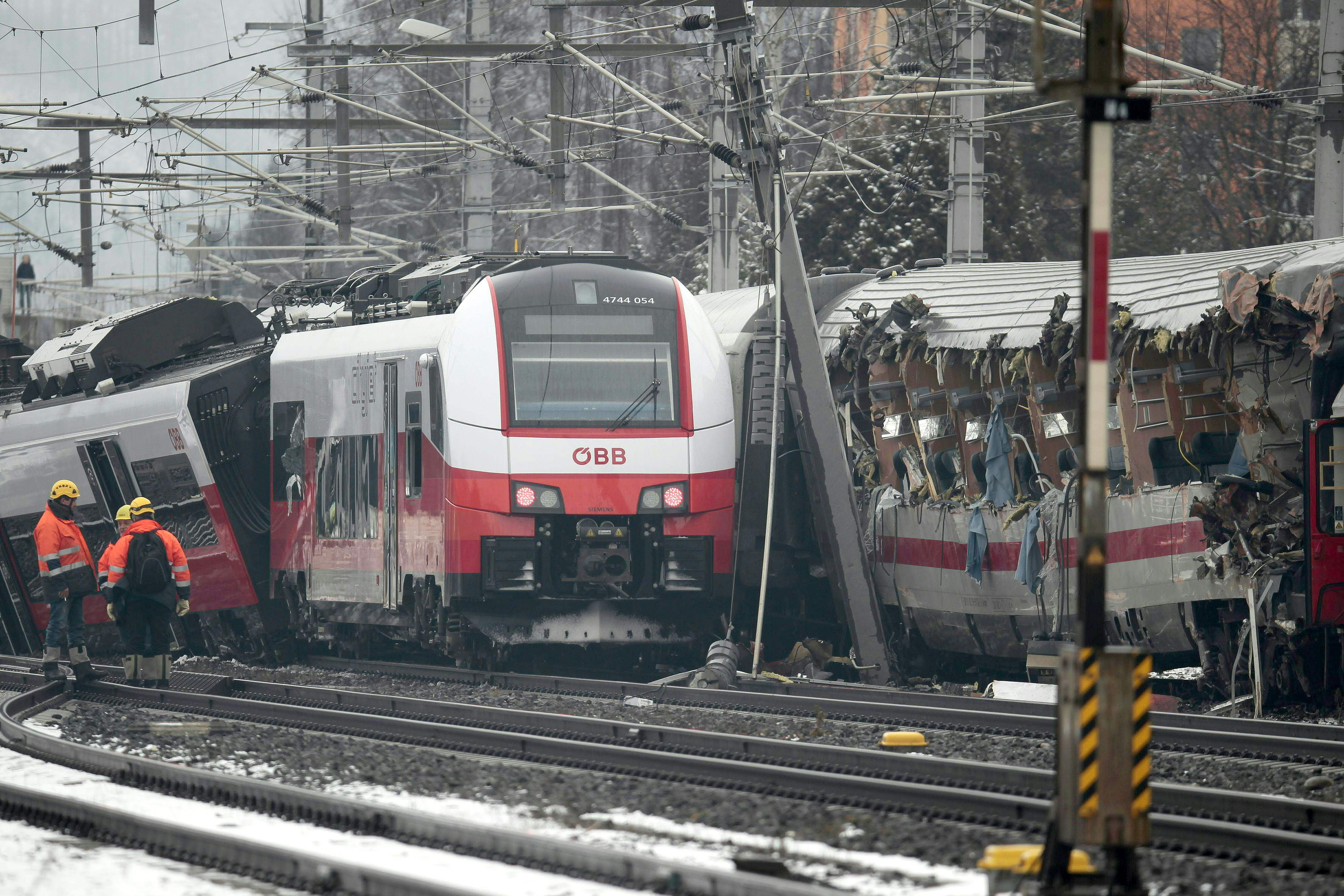 Una foto tomada el 12 de febrero de 2018 muestra a los rescatistas en el sitio donde dos trenes de pasajeros colisionaron en Niklasdorf, en el centro de Austria/ AFP