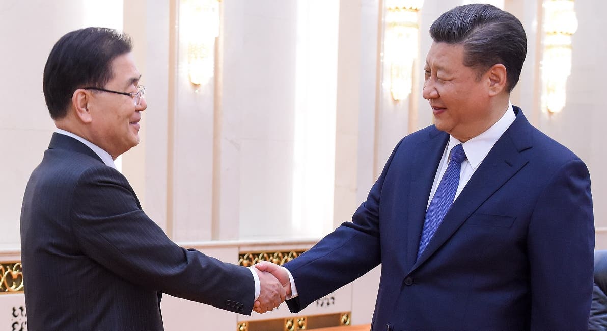 El presidente Xi Jinping conversa con  Chung Eui-yong.  AP