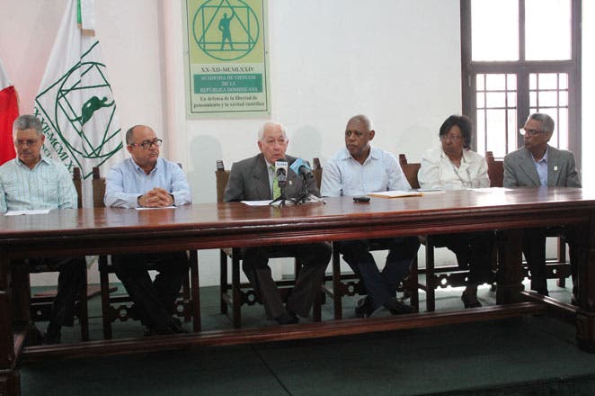 El presidente de la Academia de Ciencias de la República Dominicana, el doctor Luis Scheker Ortiz, junto a otros directivos de la entidad.