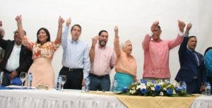 Chu Vásquez junto a Milagros Ortiz Bosch, Eligio Jáquez, Orlando Jorge Mera, Geanilda Vásquez y otros dirigentes que lo apoyan en sus aspiraciones de continuar como secretario general del PRM.