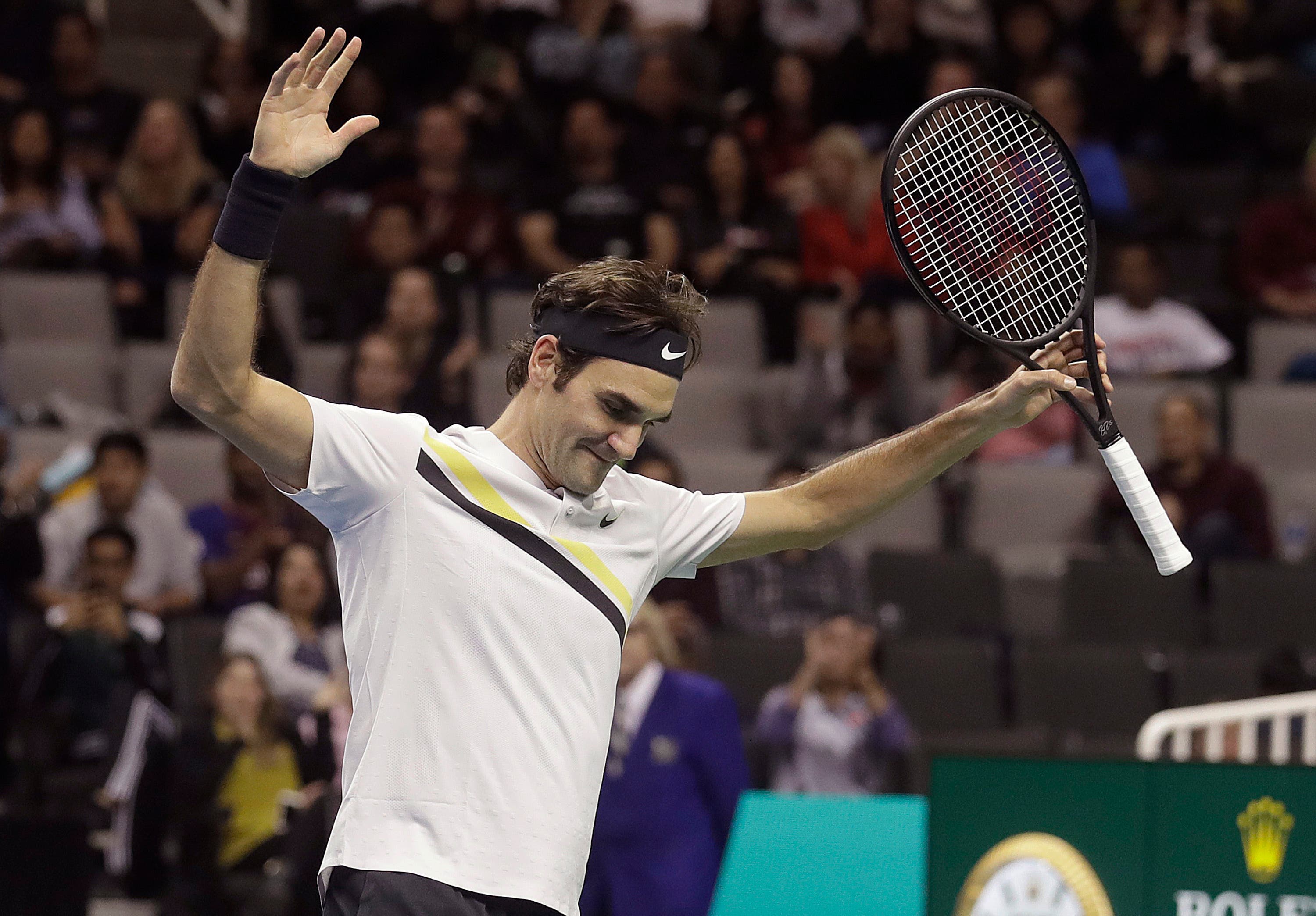 Roger Federer, de Suiza, reacciona durante un partido de tenis de exhibición contra Jack Sock en San José, California, el lunes 5 de marzo de 2018. AP