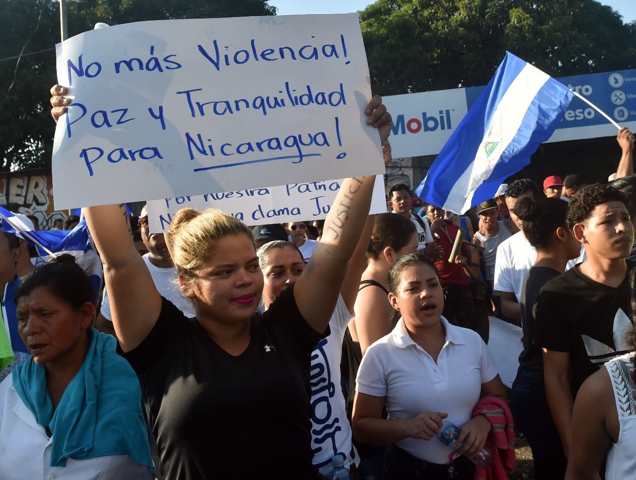 En la marcha â€œpor la pazâ€ y contra Ortega participaron personas de diferentes edades.  AFP