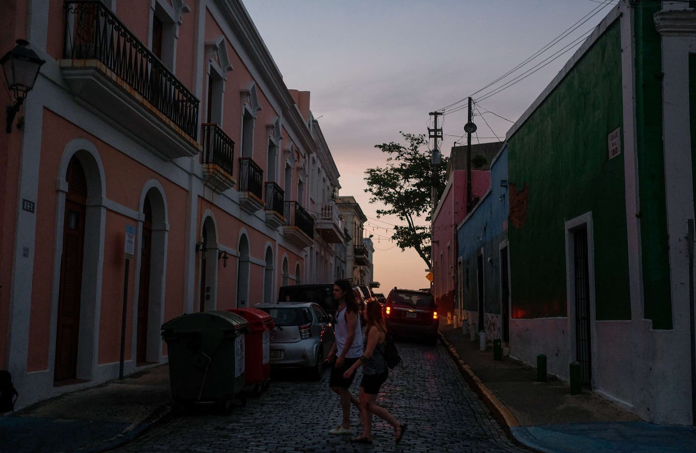 Dos turistas en transitan por una calle de San Juan, capital de Puerto Rico, que aÃºn padece la falta de suministro estable de electricidad tras el pasao del huracÃ¡n MarÃ­a en septiembre del aÃ±o pasado.