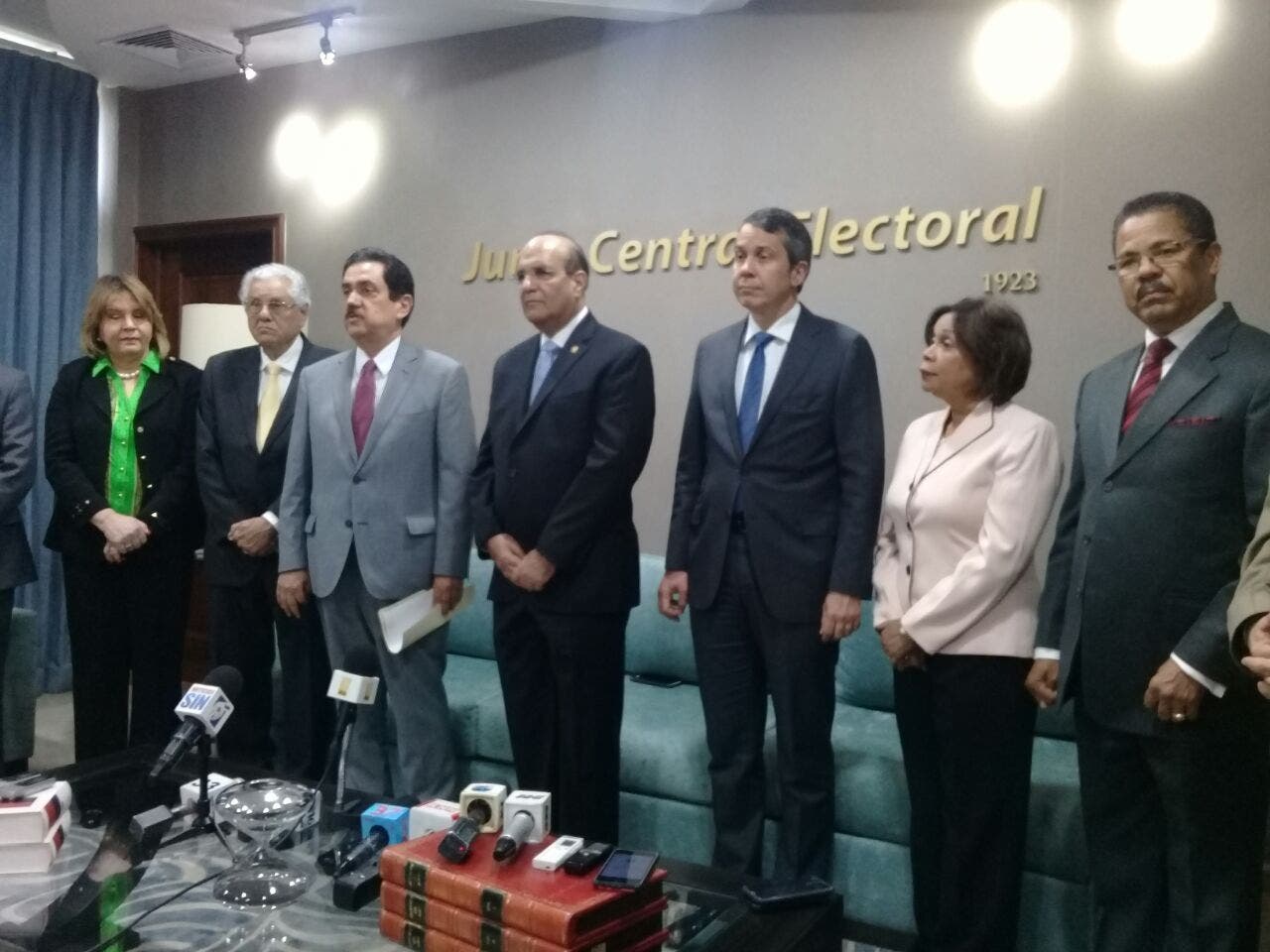 El presidente de la JCE, Julio César Castaños Guzmán, junto a Tony Raful y otros miembros de la Comisión Organizadora de la Convención del PRM.