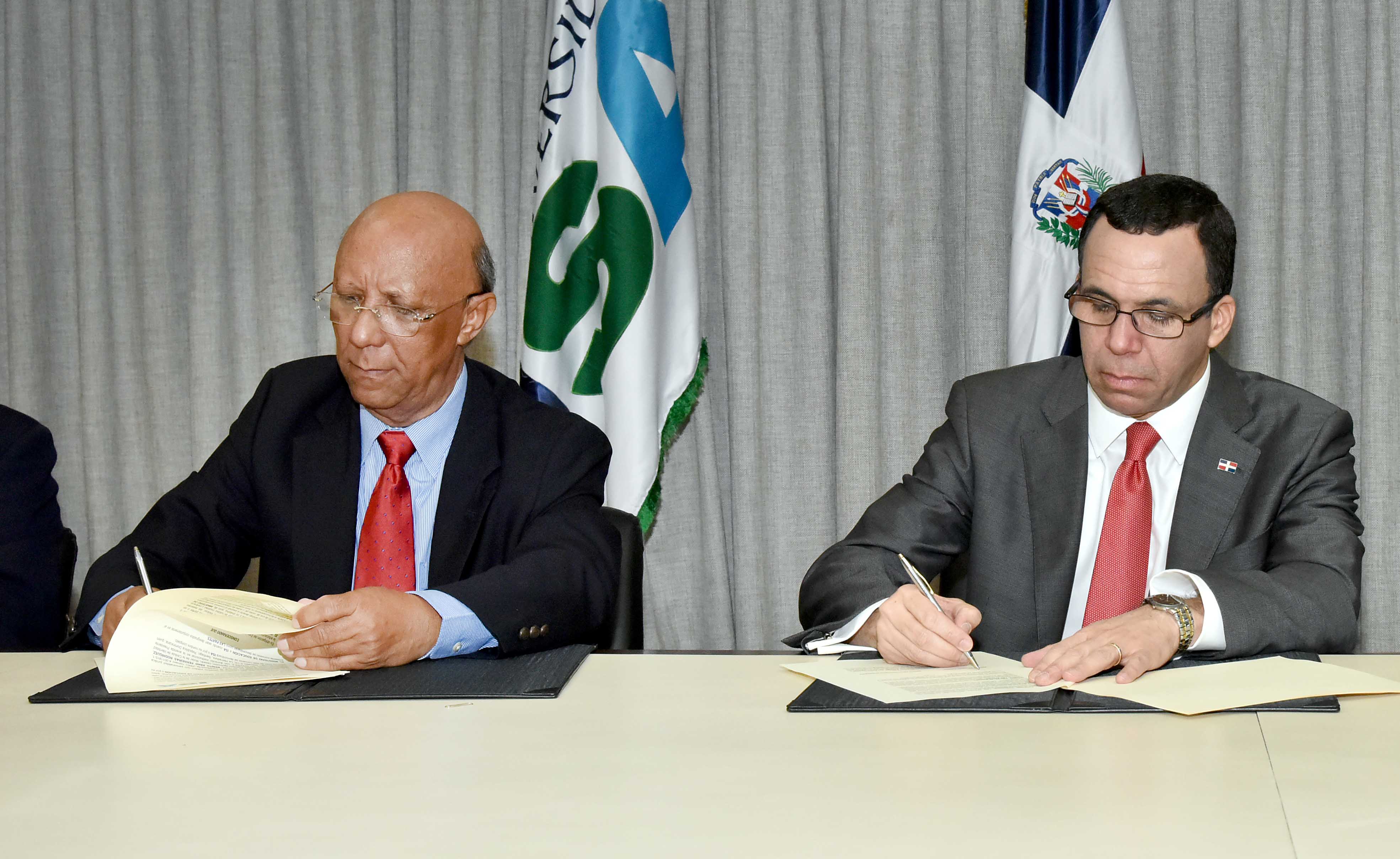 De izquierda a derecha, el rector de la Universidad ISA, Benito Abad Ferreiras RodrÃ­guez, y el ministro de EducaciÃ³n, AndrÃ©s Navarro
