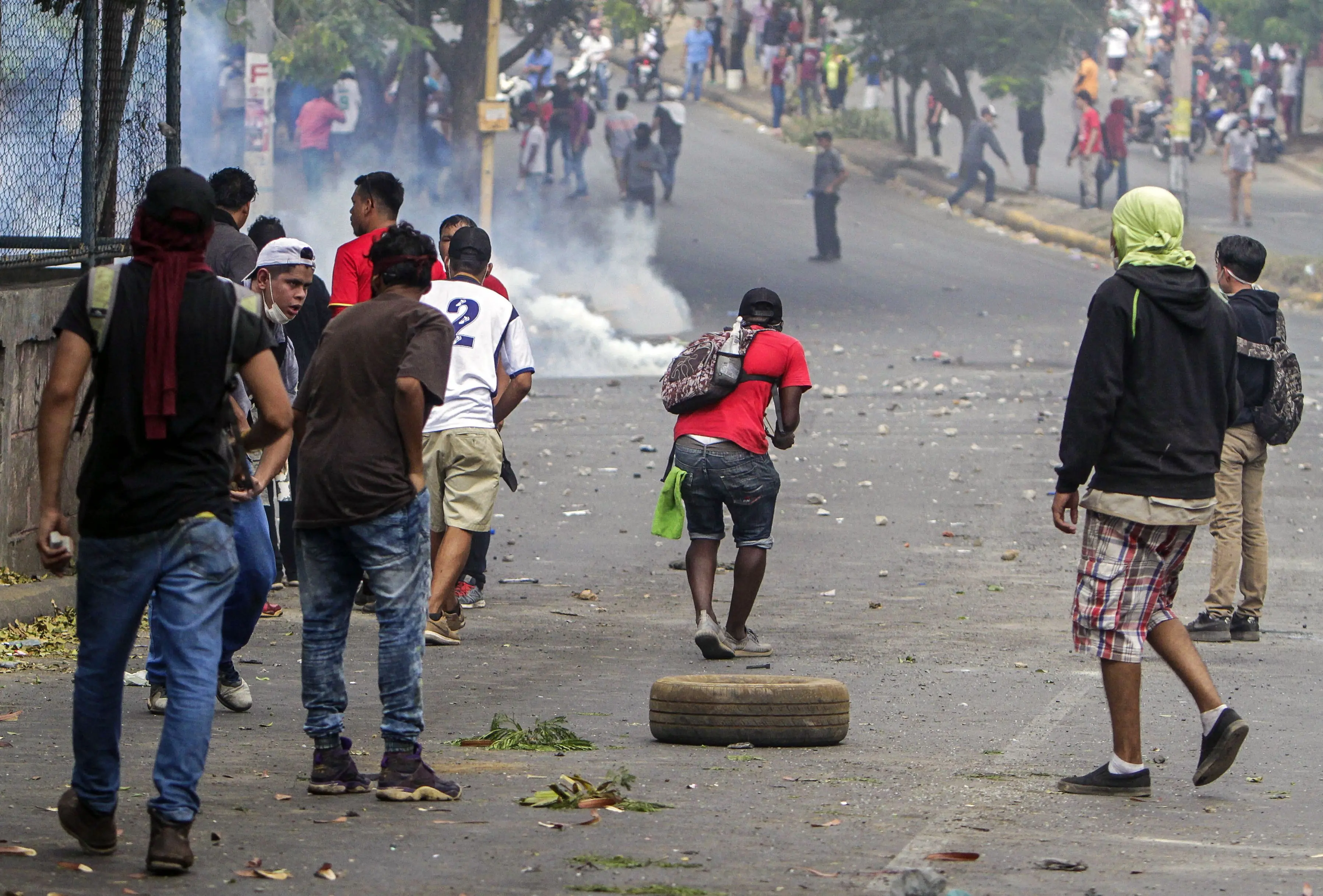 Estudiantes chocaron con agentes antidisturbios cerca del Colegio TÃ©cnico de Nicaragua durante una protesta contra las reformas del gobierno en el Instituto de Seguridad Social (INSS) en Managua el 21 de abril de 2018. AFP