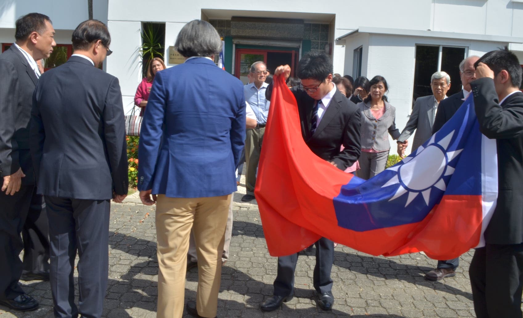 La delegación de China Taiwán  bajó ayer su bandera tras el anuncio del término de las relaciones diplomáticas.  Ana mármol.