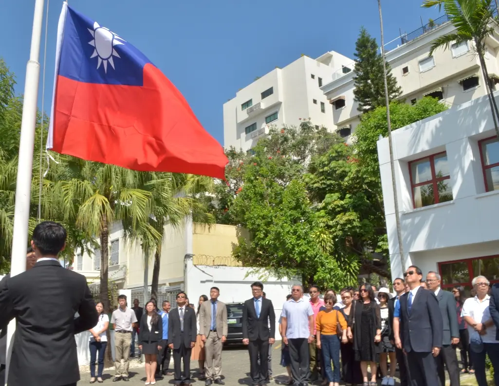 La bandera de TaiwÃ¡n es retirada de la embajada de esa naciÃ³n en el paÃ­s. Foto:  Ana MÃ¡rmol/El DÃ­a.