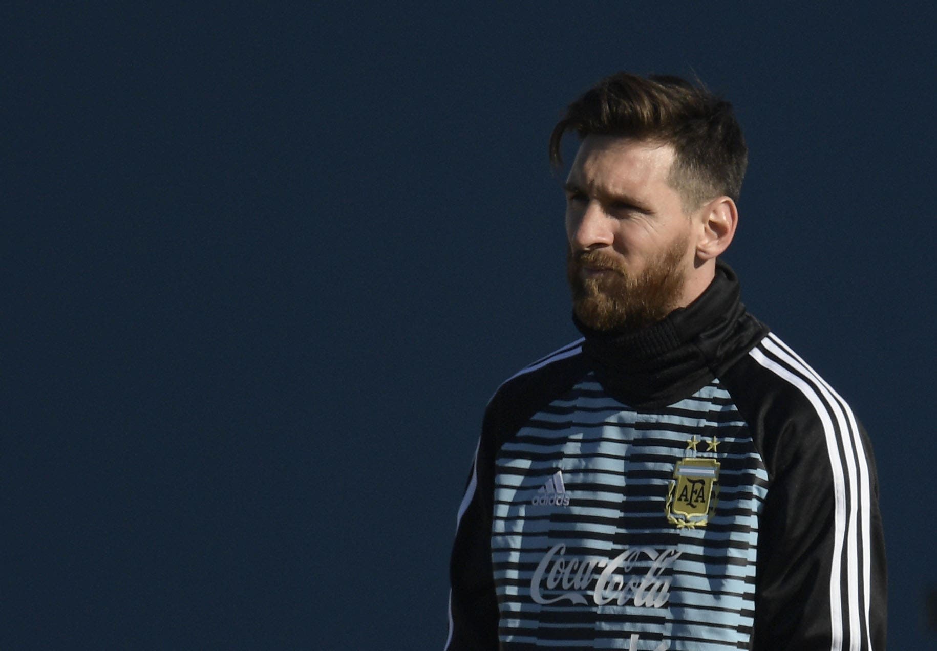Argentina's football team forward Lionel Messi (R) is pictured, during a training session in Ezeiza, Buenos Aires on May 22, 2018.  The Argentinian team is training ahead of a friendly match against Haiti to be held on May 29 at "La Bombonera" stadium in Buenos Aires, before departing to Barcelona, to prepare for the upcoming FIFA World Cup 2018 in Russia. / AFP / JUAN MABROMATA