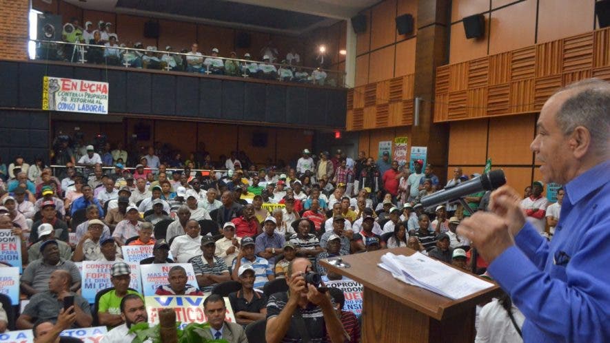 El sindicalista Rafael -Pepe- Abreu habla ante cientos de trabajadores en el acto con motivo del Primero de Mayo. Foto: Ana MÃ¡rmol/El DÃ­a.