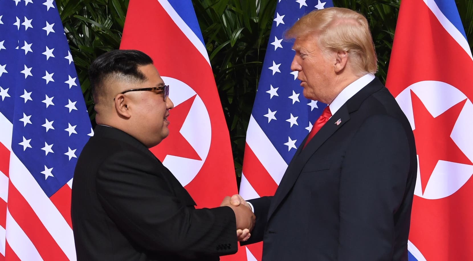 Donald Trump y Kim Jong-un  con un apretÃ³n de manos  sellan el inicio de un periodo promisorio para sus paÃ­ses.  AP