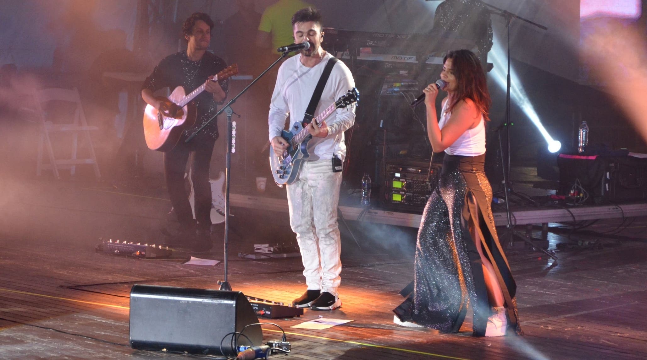 Los artistas Juanes y Techy Fatule mientras interpretaban a dÃºo el Ã©xito â€œFotografÃ­aâ€en concierto respaldado por sus fanÃ¡ticos.  fuente externa