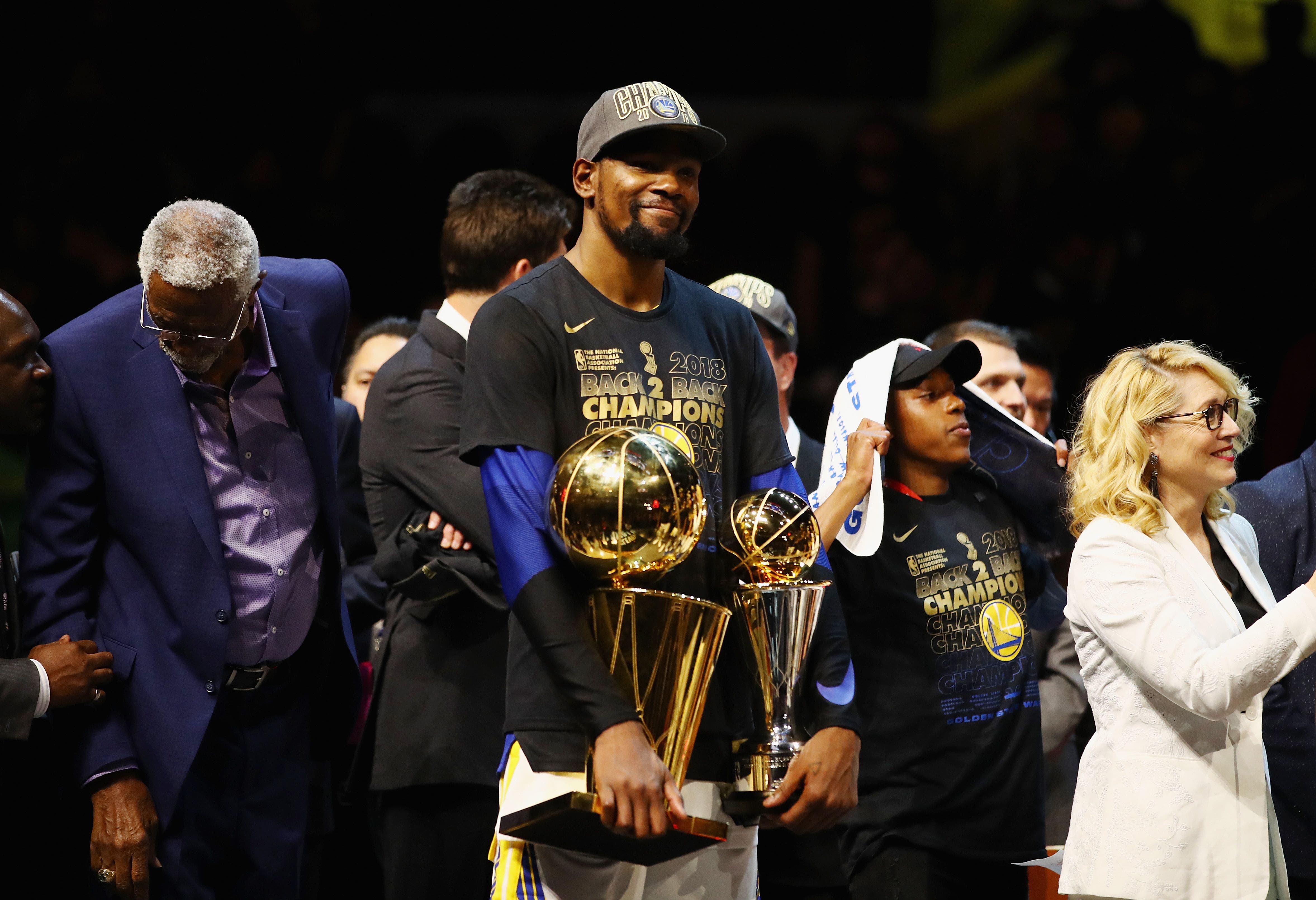 Kevin Durant # 35 de los Golden State Warriors celebra con el Trofeo Larry O'Brien y el trofeo MVP despuÃ©s de derrotar a los Cavaliers de Cleveland durante el cuarto partido de las Finales de la NBA 2018 en Quicken Loans Arena el 8 de junio de 2018 Cleveland Ohio. AFP.