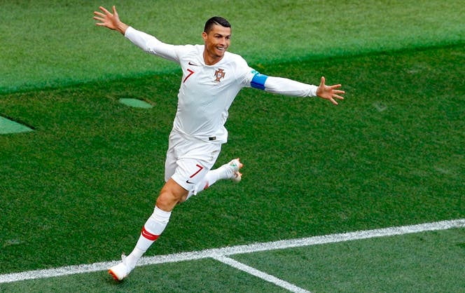 El delantero de Portugal Cristiano Ronaldo festeja tras marcar el primer gol ante Marruecos en el partido por el Grupo B del Mundial. AP