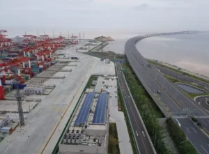 Puerto de Shanghai bordeado por un puente de 33 kilómetros.