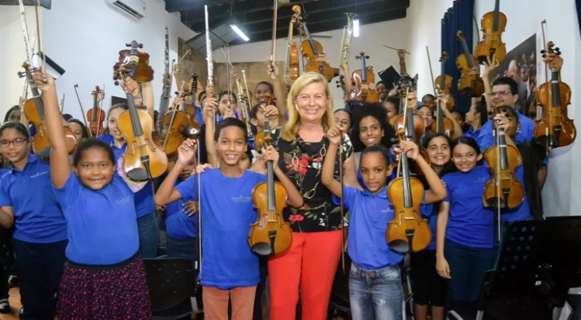 Corinne Bouygues y los alumnos de la fundación.