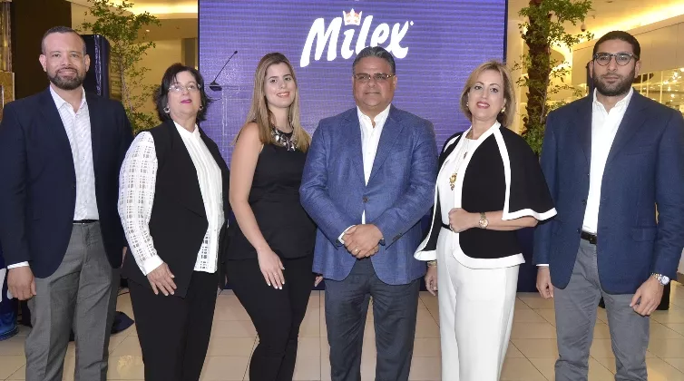 Randolph Luna, Jacqueline Mejía, Isabella Nouel, Raúl Rizik, Alexandra Mejía y Raúl Peralta.