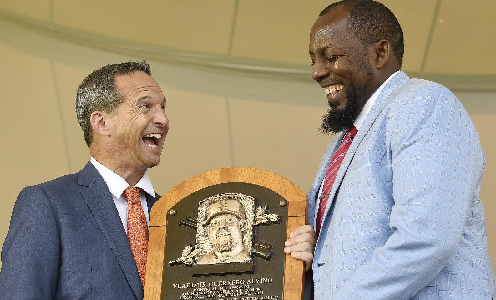 El dominicano Vladimir Guerrero sonrÃ­e al recibir la placa de inmortal del presidente del SalÃ³n de la Fama Jeff Idelson.  ap