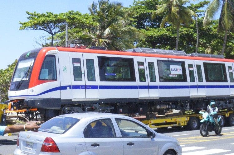 Los primeros seis vagones  de la lÃ­nea 2B   del Metro fueron traÃ­dos al paÃ­s la semana pasada. Foto: Elieser Tapia/El DÃ­a.