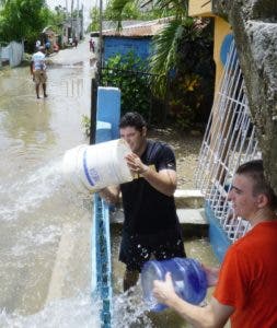 Mormones sacando agua.   Foto: Elieser Tapia