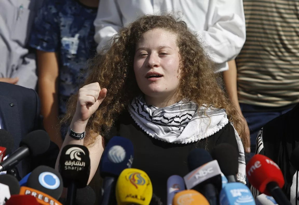 La activista palestina Ahed Tamimi da una conferencia de prensa en Nabi Saleh, Cisjordania, el 29 de julio de 2018. (AP Photo/Majdi Mohammed)