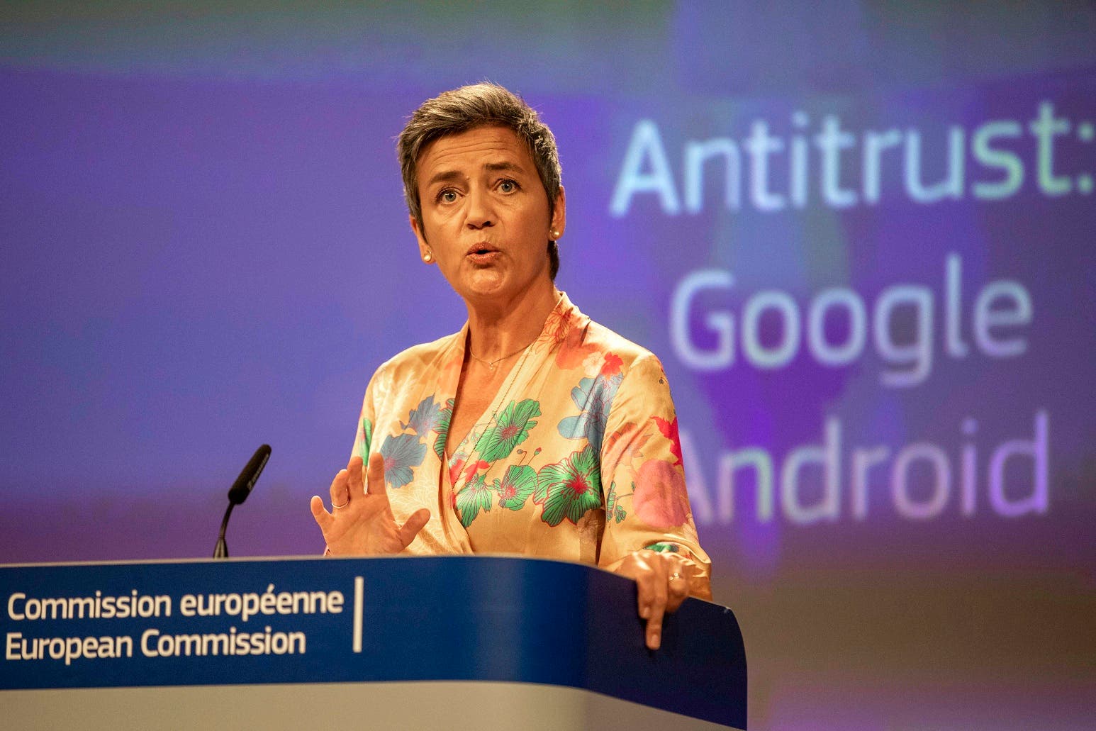 La comisaria de la UE Margrethe Vestager ofrece una conferencia de prensa sobre el caso de competencia que implica a Google Android, en el edificio de la ComisiÃ³n Europea, en Bruselas, el 18 de julio de 2018. (AP Foto/Olivier Matthys)
