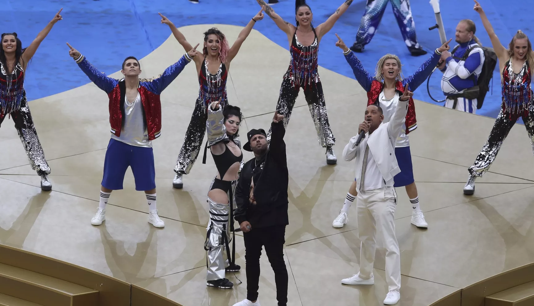 1. La cantante kosovar Era Istrefi, el cantante puertorriqueño Nicky Jam y el actor estadounidense Will Smith, de izquierda a derecha, durante su presentación en la ceremonia de clausura previa a la partido entre Francia y Croacia en la Copa Mundial 2018 en el estadio Luzhniki en Moscú, Rusia, el domingo 15 de julio de 2018. (Foto AP/Thanassis Stavrakis)