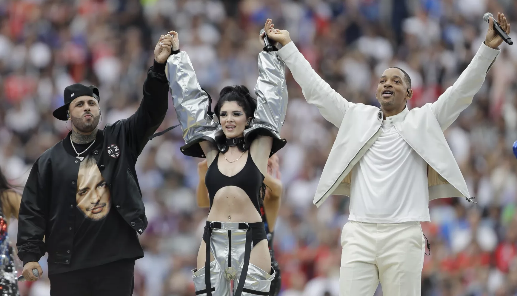 2. El cantante puertorriqueño Nicky Jam, la cantante kosovar Era Istrefi y el actor estadounidense Will Smith, de izquierda a derecha, durante su presentación en la ceremonia de clausura previa a la partido entre Francia y Croacia en la Copa Mundial 2018 en el estadio Luzhniki en Moscú, Rusia, el domingo 15 de julio de 2018. (Foto AP/Natacha Pisarenko)