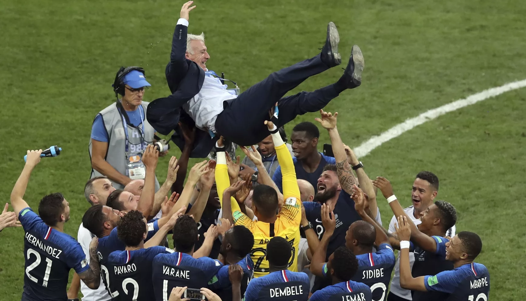 4. Los jugadores de Francia alzan a su técnico Didier Deschamps tras vencer a Croacia en la final del Mundial en el estadio Luzhniki de Moscú, el domingo 15 de julio de 2018. (AP Foto/Thanassis Stavrakis)