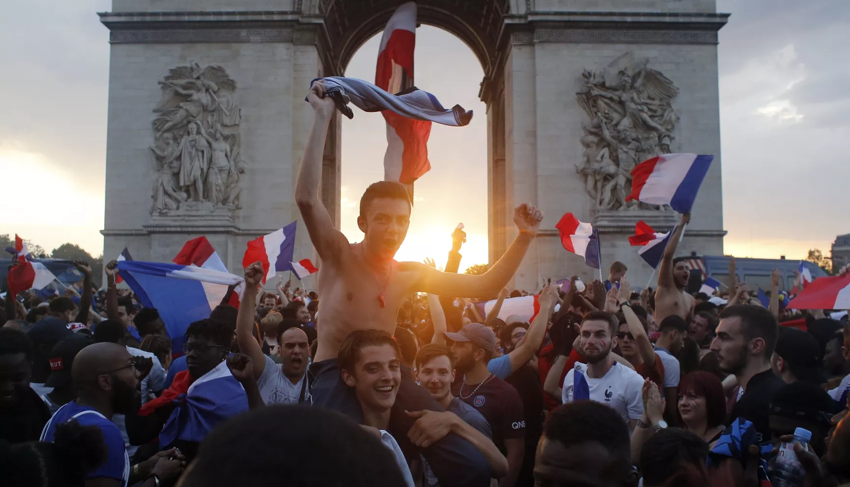 5. La gente toma las calles alrededor del Arco del Triunfo para festejar la coronación de Francia en el Mundial, el domingo 15 de julio de 2018, en París. La selección francesa derrotó 4-2 a Croacia en Moscú (AP Foto/Thibault Camus)