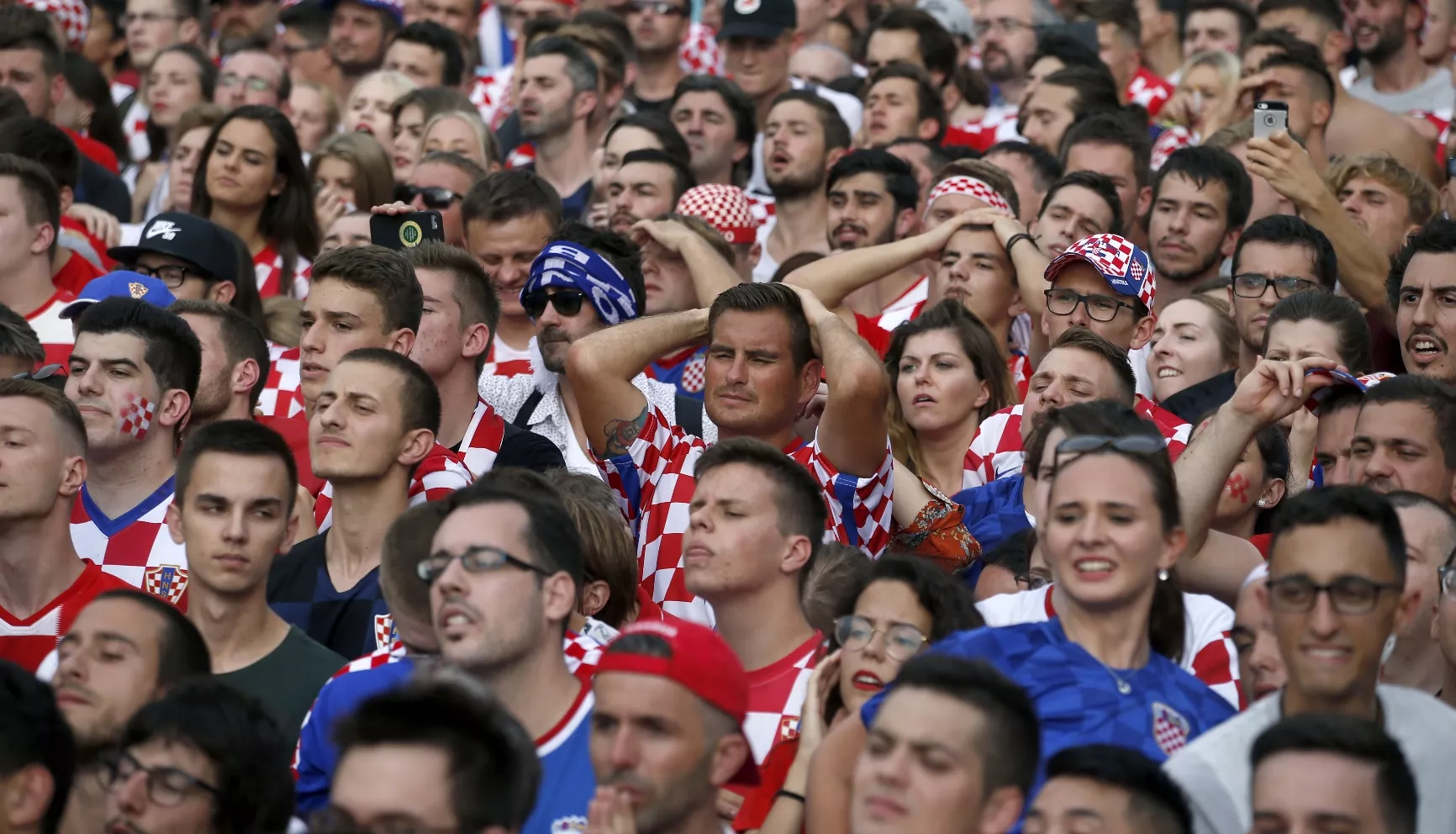 8. Seguidores de la selección de Croacia sufren mientras ven mediante una pantalla gitante en Zagreb la final de la Copa del Mundo que su equipo perdió ante Francia el domingo 15 de julio de 2018 (AP Foto/Darko Vojinovic)