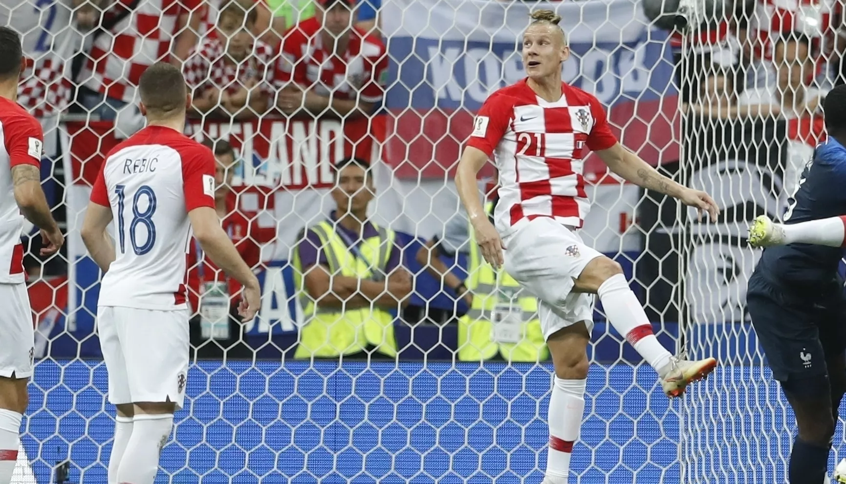 10. Mario Mandzukic (2do de derecha a izquierda), de Croacia, anota un autogol en la final de la Copa del Mundo frente a Francia, el domingo 15 de julio de 2018, en el estadio Luzhniki de Moscú (AP Foto/Petr David Josek)