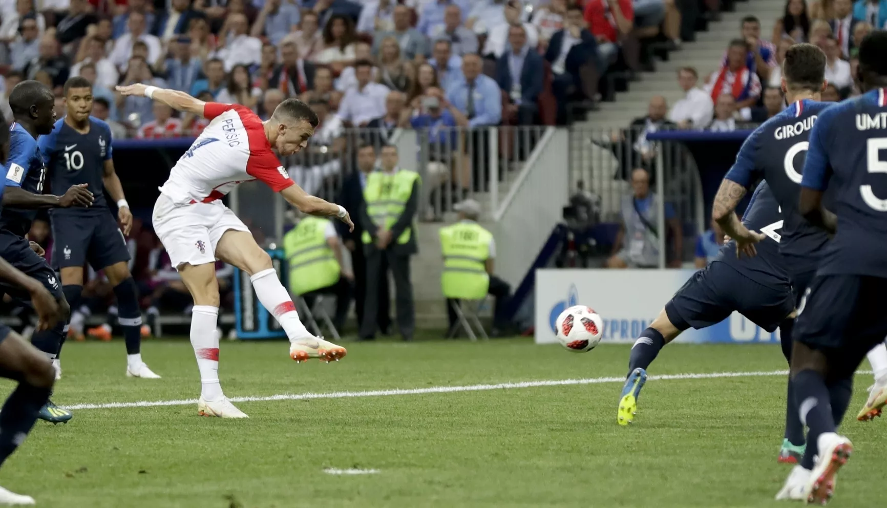 11. Iván Perisic, de la selección de Croacia, anota el tanto del empate 1-1 ante Francia en la final de la Copa del Mundo, disputada el domingo 15 de julio de 2018, en el estadio Luzhniki de Moscú (AP Foto/Petr David Josek)