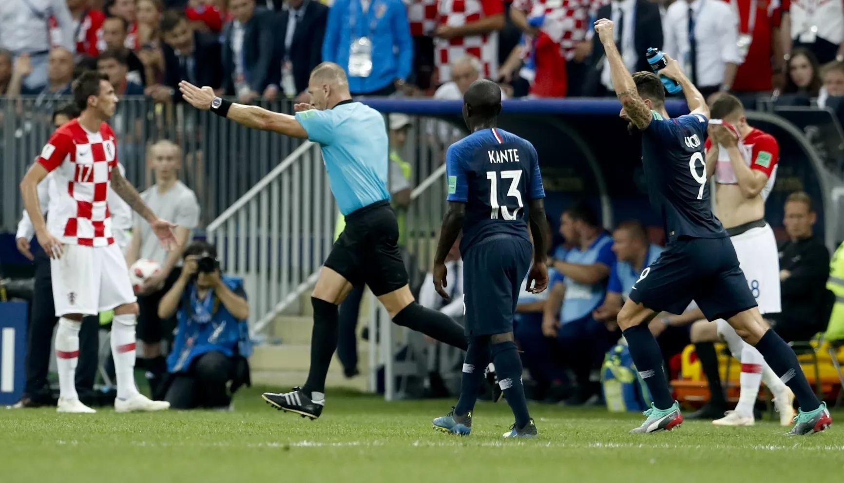 12. El árbitro argentino Néstor Pitana señala un penalti en favor de Francia tras consultar el sistema de video durante la final de la Copa del Mundo ante Croacia, el domingo 15 de julio de 2018, en el estadio Luzhniki de Moscú (AP Foto/Petr David Josek)