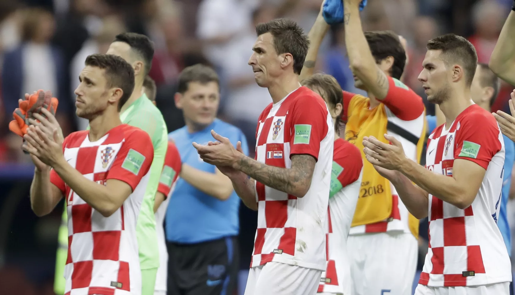 15. De izquierda a derecha, los croatas Josip Pivaric, Mario Mandzukic y Marko Pjaka aplauden luego de perder la final ante Francia, el domingo 15 de julio de 2018, en el estadio Luzhniki de Moscú (AP Foto/Natacha Pisarenko)