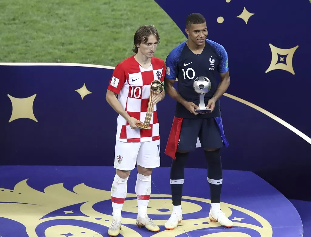 6. El croata Luka Modric y el francés Kylian Mbappé (derecha) posan con sus trofeos individuales que recibieron tras la final del Mundial en el estadio Luzhniki de Moscú, el domingo 15 de julio de 2018. (AP Foto/Thanassis Stavrakis)