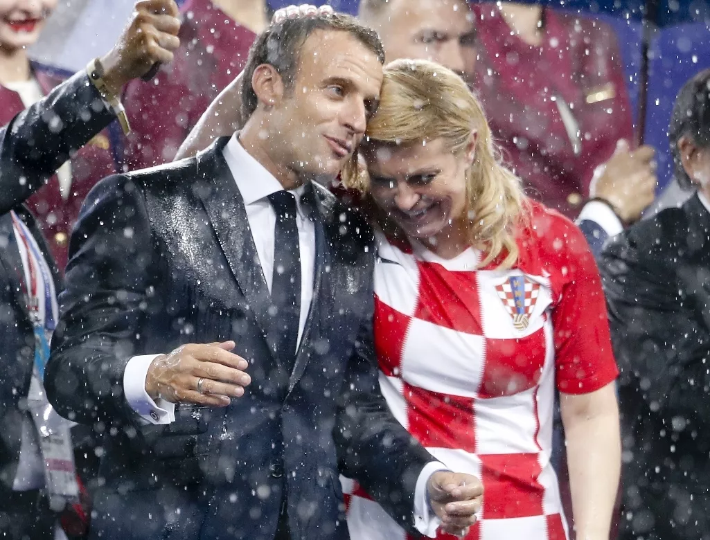 7. El presidente de Francia, Emmanuel Macron, y su colega de Croacia, Kolinda Grabar-Kitarovic soportan la lluvia después de la final de la Copa del Mundo, entre las selecciones de ambos países, el domingo 15 de julio de 2018, en el estadio Luzhniki de Moscú (AP Foto/Petr David Josek)
