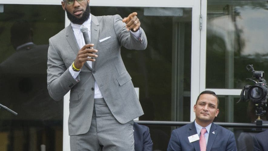 LeBron James habla durante la ceremonia de inauguración de la escuela.