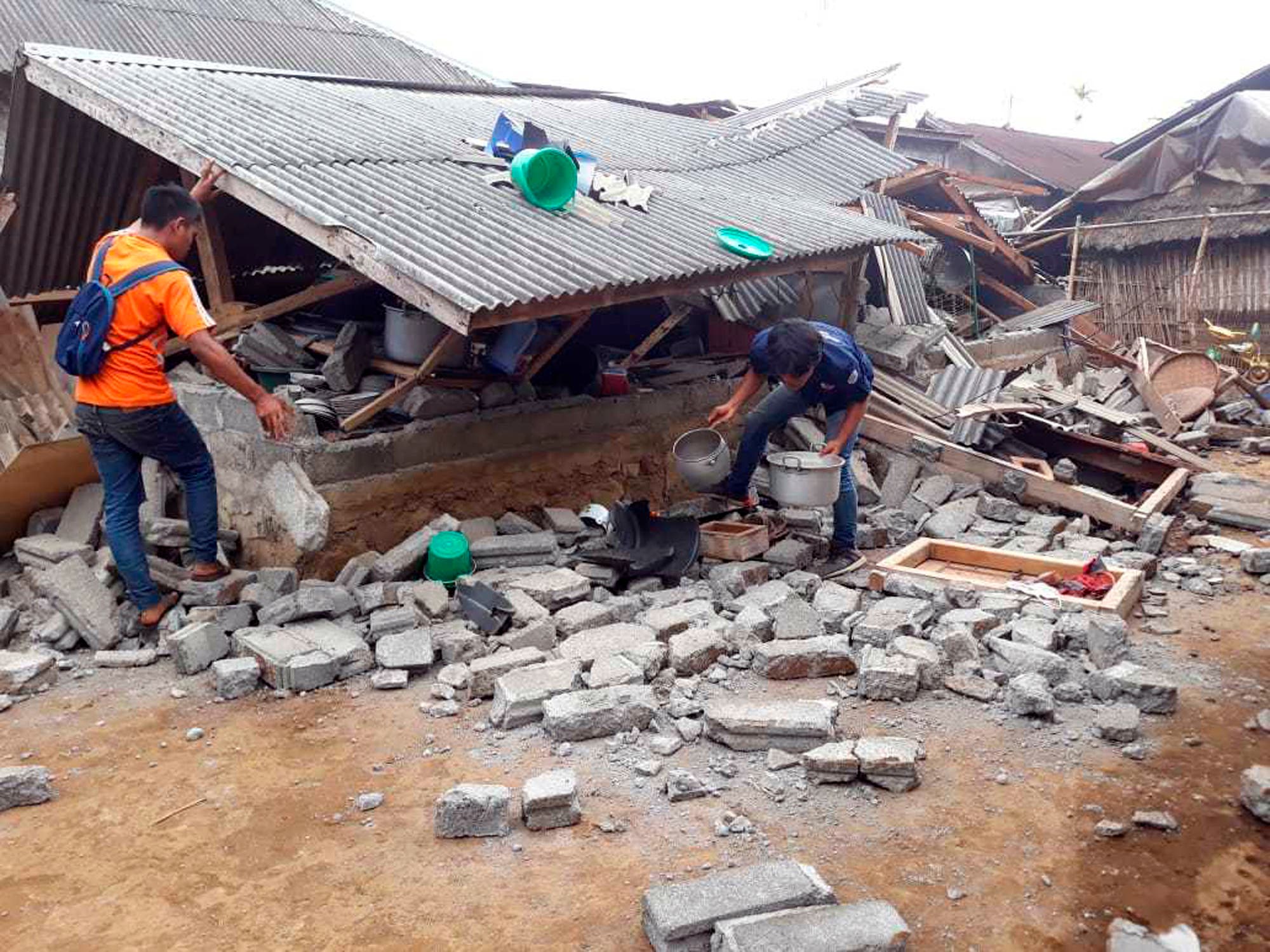 Residentes limpian los escombros dejados por un sismo que remeciÃ³ la localidad de Sajang, en Sembalun, Lombok Oriental, Indonesia, el 30 de julio de 2018. (AP Foto)